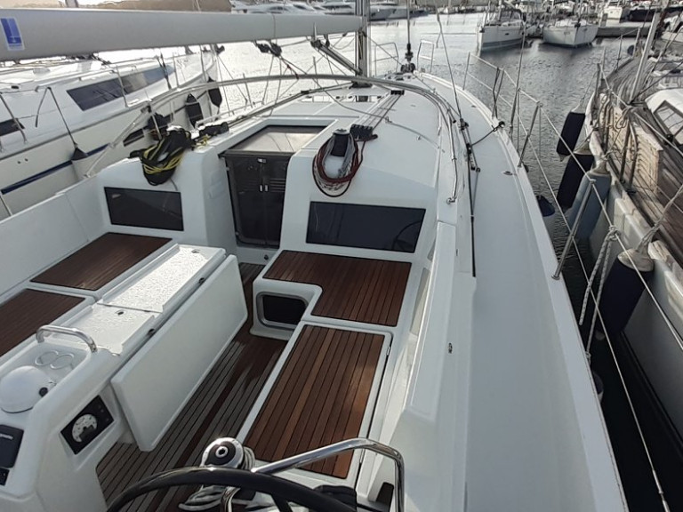 Sailboat to hire Portisco at the best price