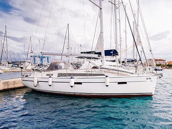 Sailboat to hire Betina at the best price