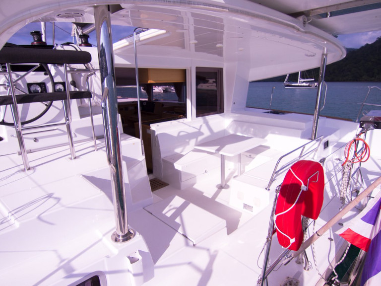 Hire Catamaran Lagoon with a boat licence