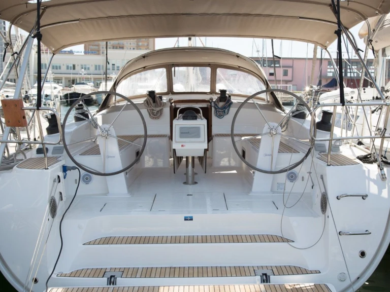 Sailboat to hire Portisco at the best price