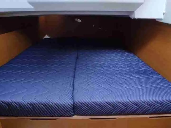 Hire Sailboat Jeanneau with a boat licence