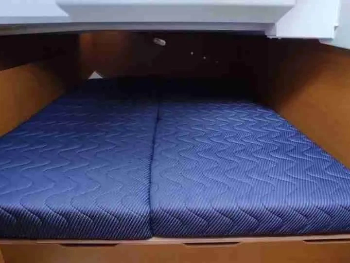 Hire Sailboat Jeanneau with a boat licence