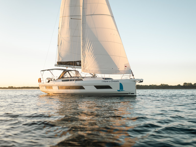 Charter a Dufour Dufour 44 in Rostock on Samboat