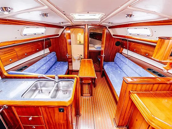 Charter a Bavaria Bavaria 36 Cruiser in Betina on Samboat