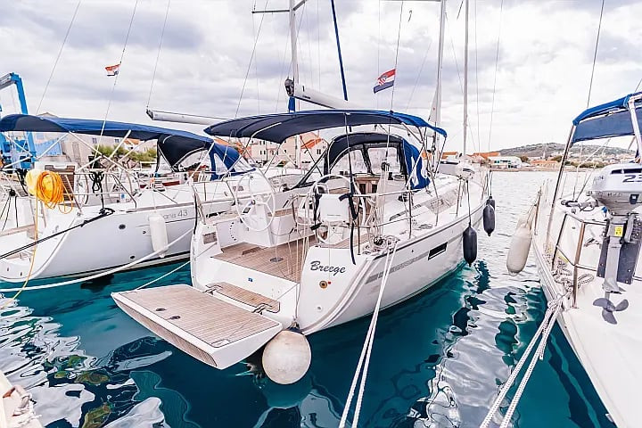 Sailboat to hire Betina at the best price