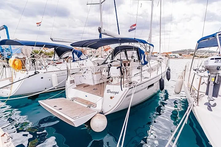 Sailboat to hire Betina at the best price