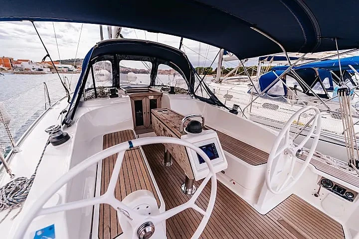 Yacht charter Betina - Bavaria Cruiser 37 on SamBoat