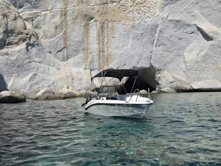 Charter a Isatek Cobra 495 in Mílos on Samboat