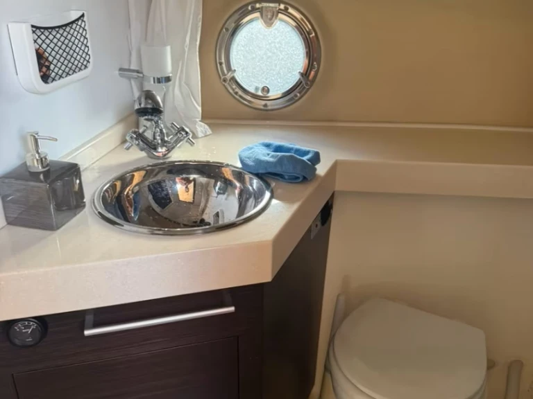 Motorboat hire in Gaeta - Cranchi Zaffiro 32