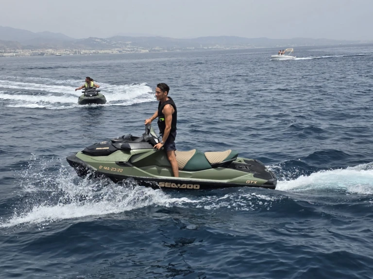 Hire Motorboat Doqueve with a boat licence