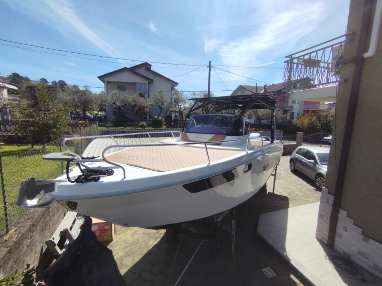 Motorboat to hire Fezzano at the best price