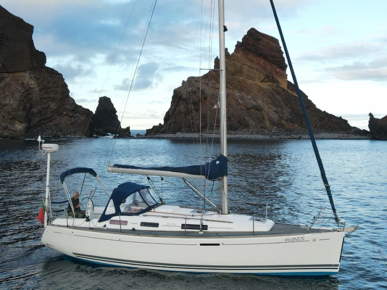 Sailboat to hire Caniçal at the best price