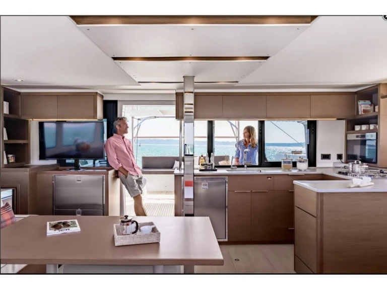 Hire Catamaran Lagoon with a boat licence