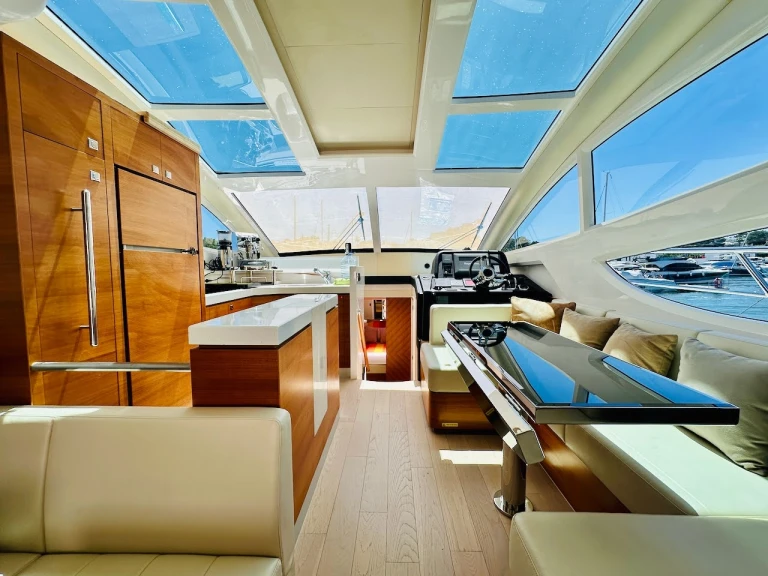 Hire Motorboat Horizon with a boat licence