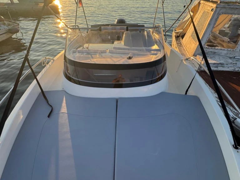 Motorboat hire in Muline - AM Yacht Prince 625 Sundeck