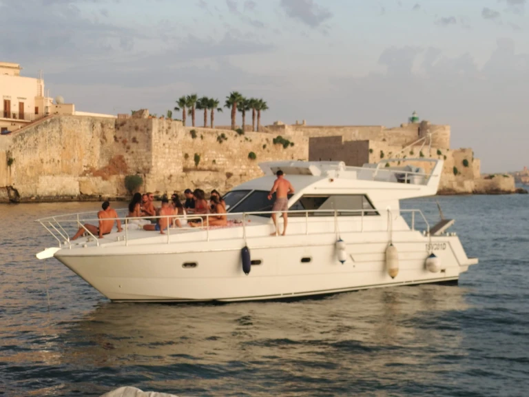 Hire Motorboat Raffaelli with a boat licence