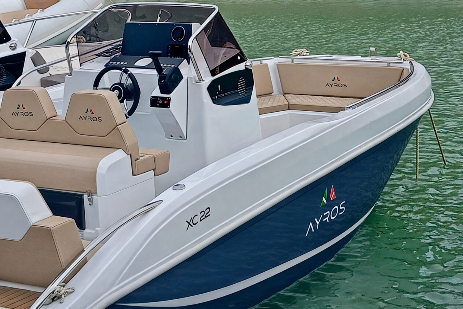 Hire Motorboat ayros with a boat licence