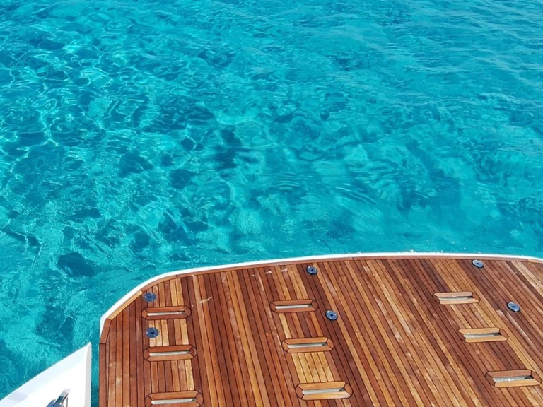 Hire a Azimut Azimut 53 Fly Porto Villa San Giovanni