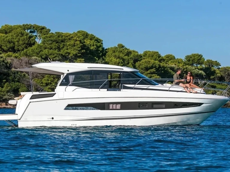 Hire Motorboat Jeanneau with a boat licence