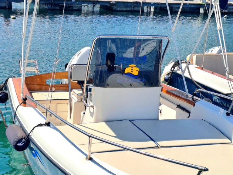 Hire Motorboat Ranieri with a boat licence