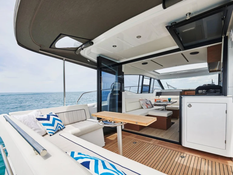 Hire Motorboat Jeanneau with a boat licence