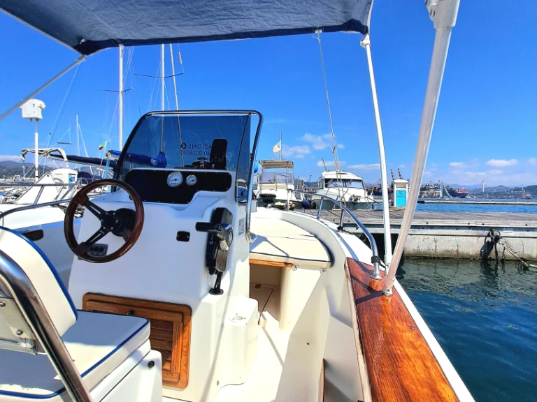 Yacht hire La Spezia cheap Azzura