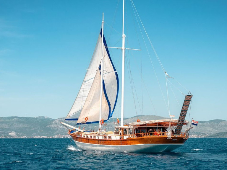 Sailboat to hire Marina (City) at the best price