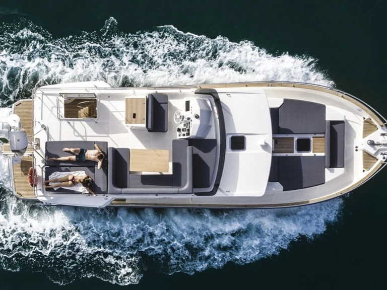 Hire Luxury Yacht Cranchi with a boat licence