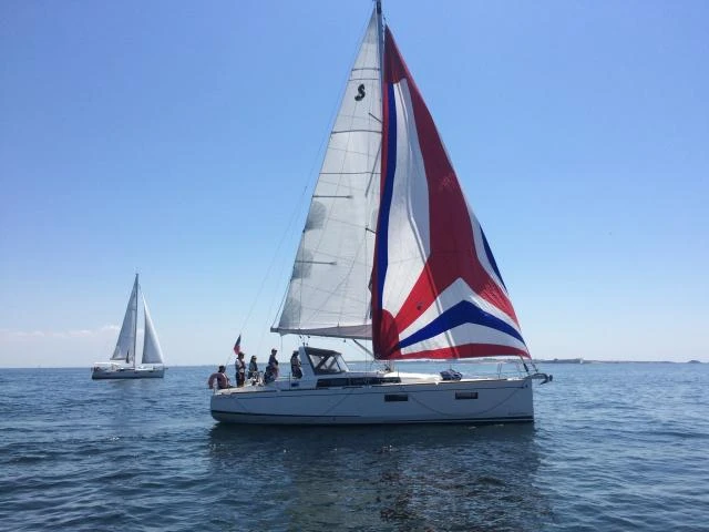 Hire a Bénéteau Oceanis 38.1 Saint-Gildas-de-Rhuys