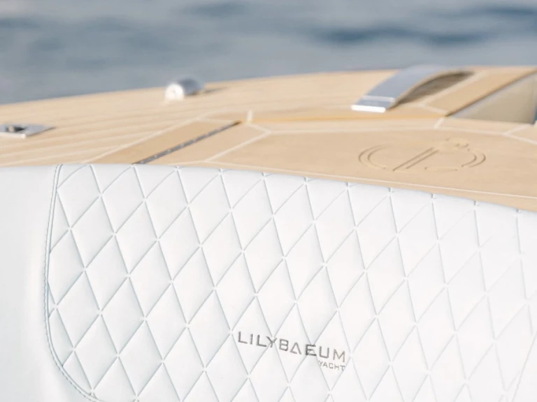 Hire a Lilybaeum Levanzo 25 Cascais