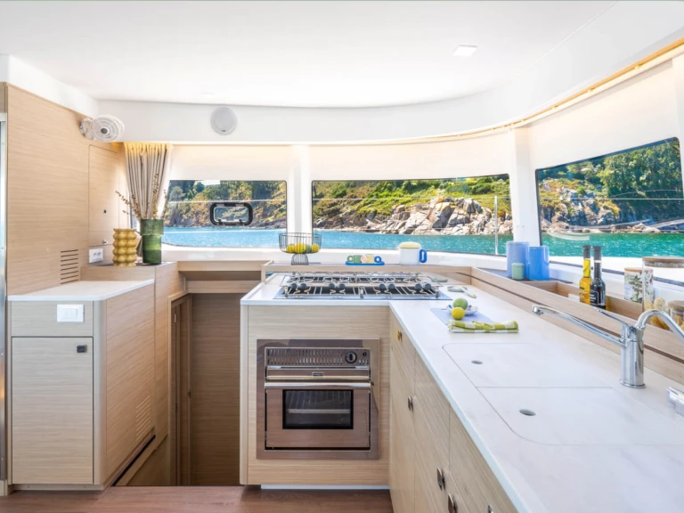 Charter a Lagoon Lagoon 43 in Sant Antoni de Portmany on Samboat