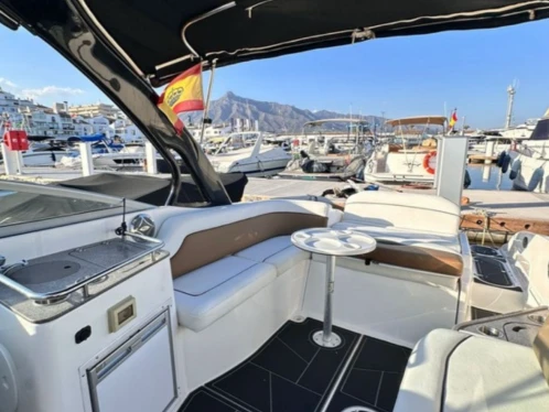 Hire Motorboat Rinker with a boat licence