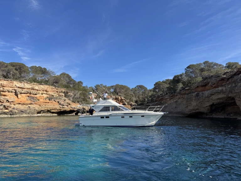 Hire Motorboat Fairline with a boat licence