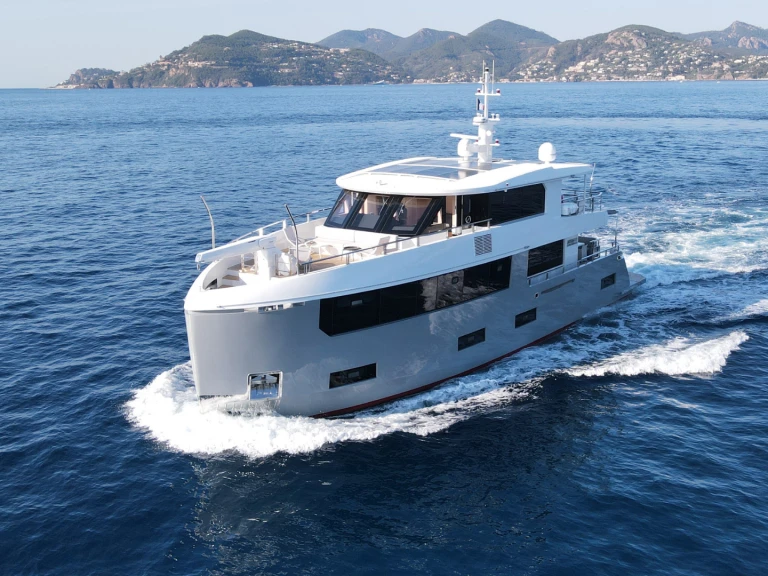 Hire Luxury Yacht  with a boat licence