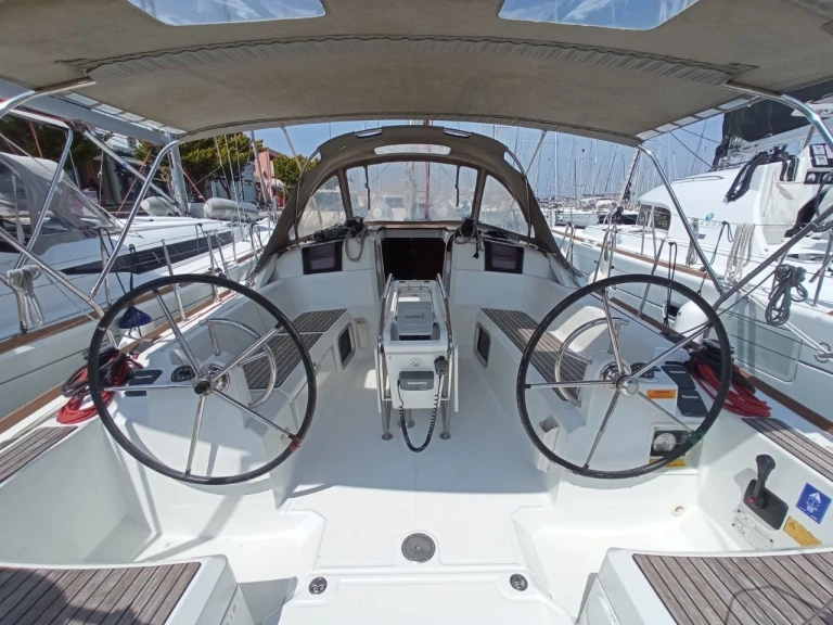 Hire Sailboat Jeanneau with a boat licence