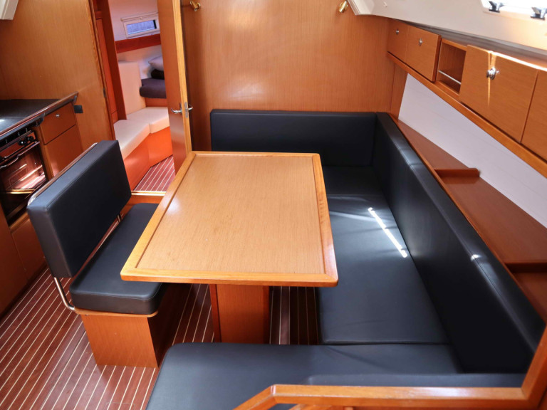 Sailboat to hire Néa Péramos at the best price