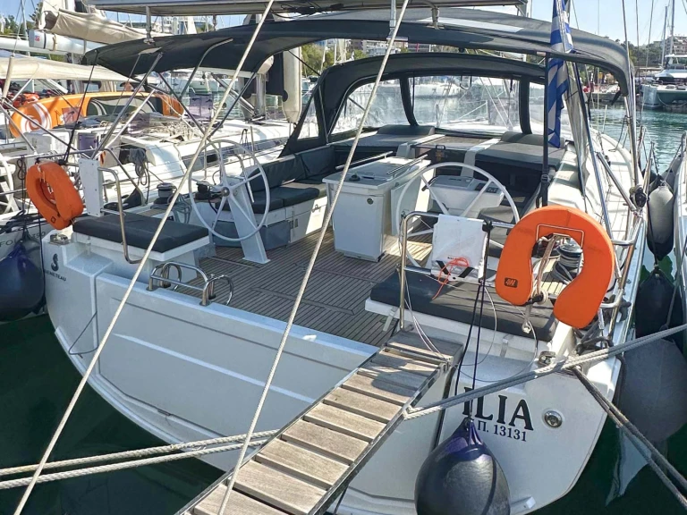 Charter a Bénéteau Oceanis 46.1 in Alimos on Samboat