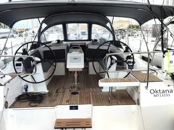 Yacht hire Lefkáda cheap Bavaria C42 (3 cab.)