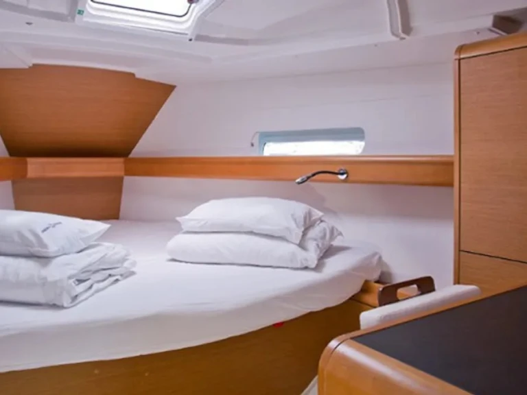 Hire a Jeanneau Sun Odyssey 409 (3 cab.) Lefkáda