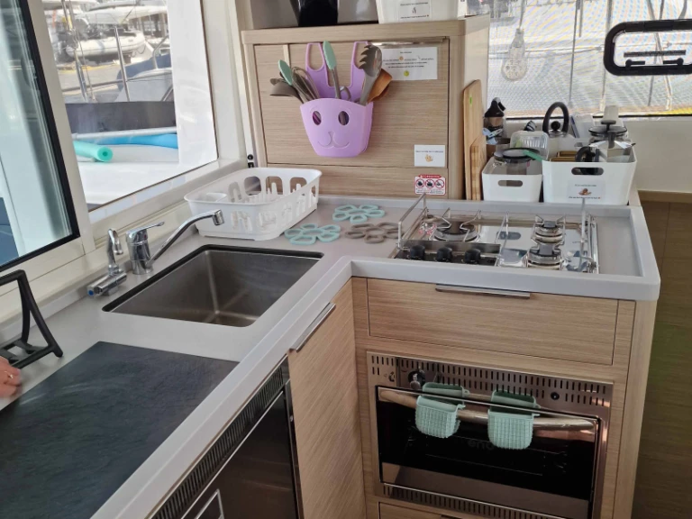 Catamaran hire in Alimos - Lagoon Lagoon 40