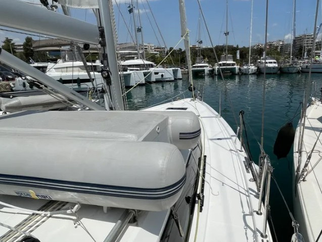 Hire a Bavaria Bavaria C42 (3 cab.) Alimos