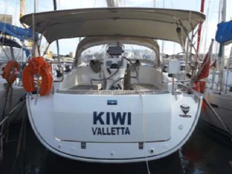 Charter a Bavaria Bavaria Cruiser 36 (3 cab.) in Kalkara on Samboat