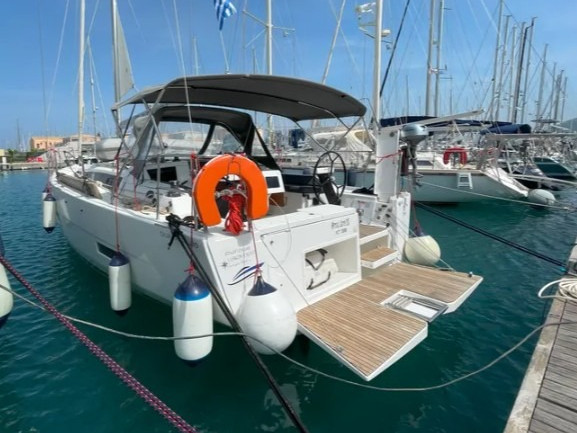 Sailboat hire in Lefkáda - Dufour Dufour 390 (3 cab. 3 WC)