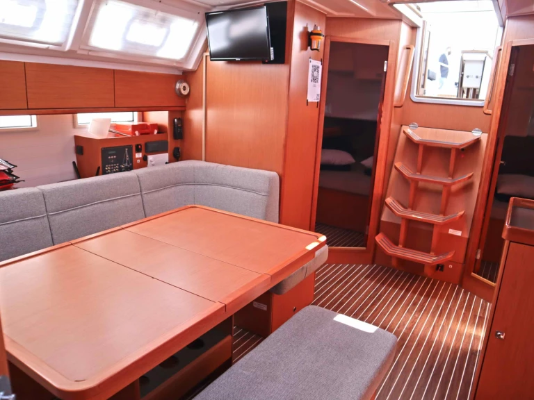 Hire Sailboat Bavaria with a boat licence