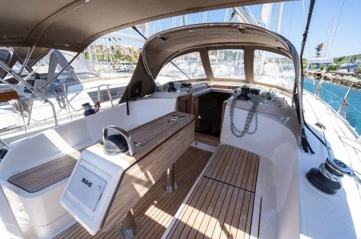 Hire Sailboat Bavaria with a boat licence