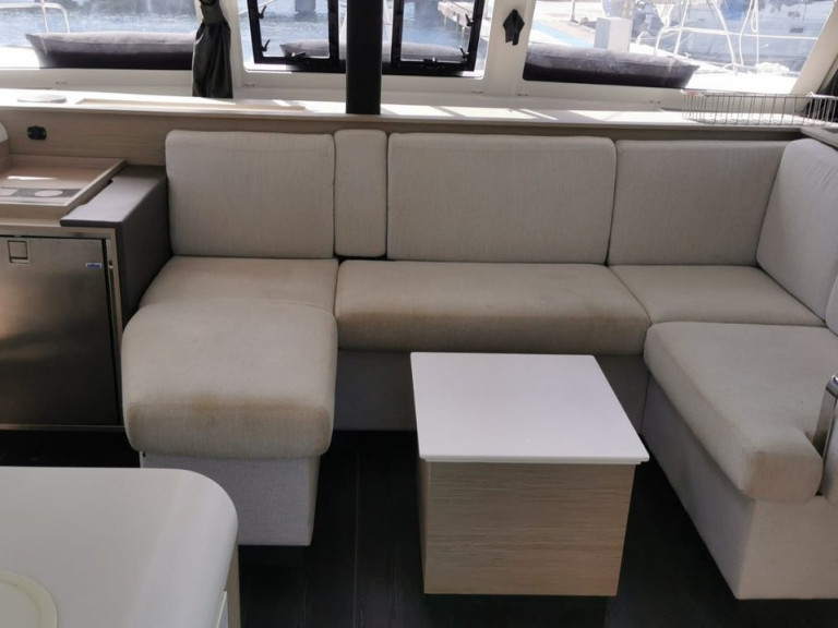 Hire a Fountaine Pajot Isla 40 (5 cab.) Propriano