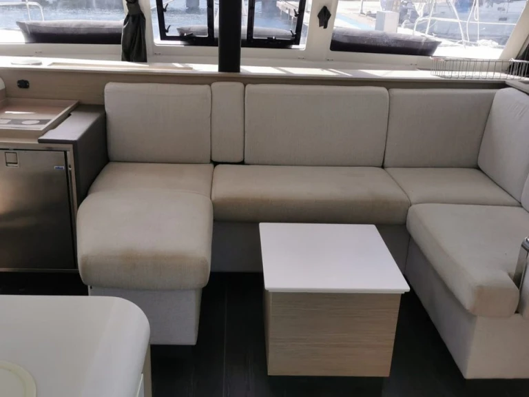 Hire a Fountaine Pajot Isla 40 (5 cab.) Propriano