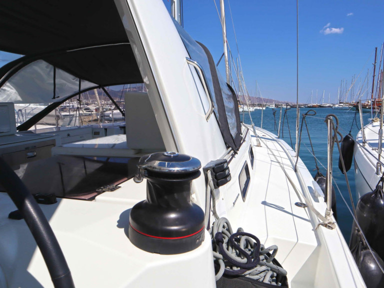 Charter a Jeanneau Sun Loft 47 (7 cab.) in Néa Péramos on Samboat