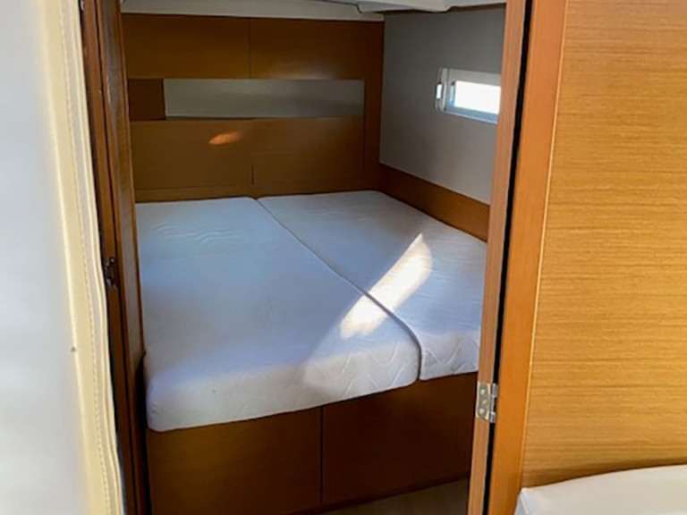 Yacht charter Bormes-les-Mimosas - Jeanneau Sun Odyssey 410 on SamBoat