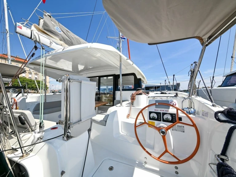 Catamaran to hire Pula at the best price